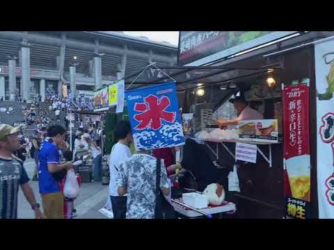 日本足球J联赛横滨水手队主场日产体育场外的赛前风景