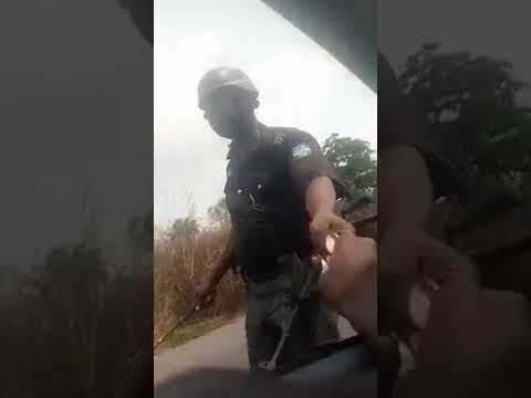 Nigerian Police Officer Caught On Camera Shamelessly Collecting Bribe And Giving Change