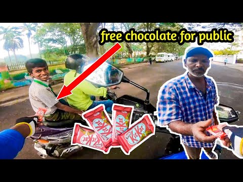 🔥ಪಬ್ಲಿಕ್ ಗೆ ಚಾಕೊಲೇಟ್ ಕೊಡೋಕೆ ಧಮ್ ಬೇಕಾಲೇ🔥,,,,,, //giving chocolate for public😡#mysore #mrshettyvlogs