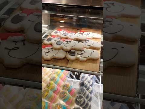 Christmas Snoopy Cookie from the Ghost Town Bakery in Knotts Merry Farm #peanuts #buttercookie #food