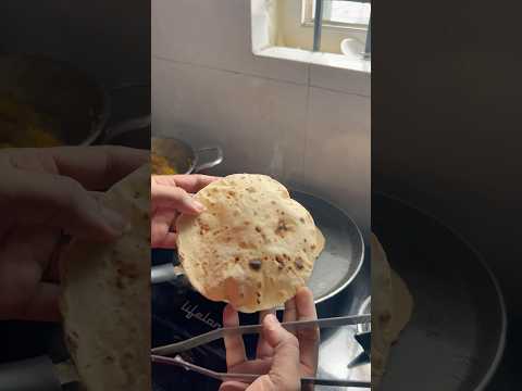 saloo se rotiyan hi bana rahi hu 😀😀#funnyreels #funnyfoods #roti #ytshort #viralreels #viralshort