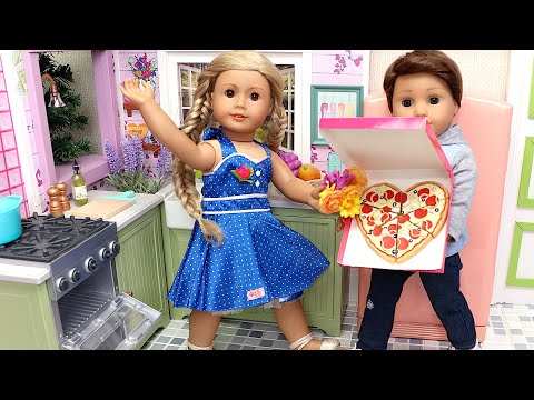 Play Dolls makes pizza for a friend!