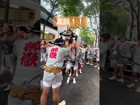 あれ？急に止まった！？と思ったらやっぱり笑顔で担いでくれました😃 #japaneseculture #matsuri #祭 #神輿 #渋谷