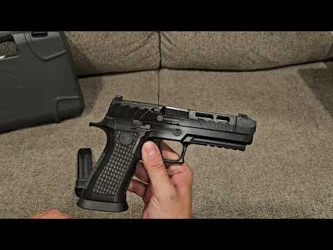 First look at a  Sig Sauer P320 Blackout (is it the best? )