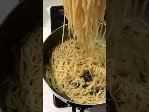 ペペロンチーノの味にツナと海苔混ぜたらヤバ美味なパスタが出来る動画#アケメシ#パスタ