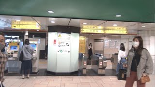 東京メトロ千代田線の表参道駅改札口の風景