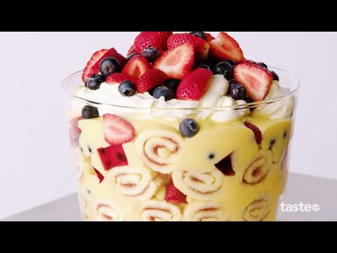 How to make an easy Christmas trifle with berries and cream!