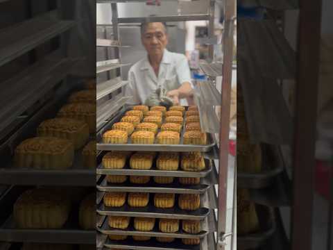 Lotus Seed Paste Double Yolks Mooncake | Mid-Autumn Festival | Lin Heung Lau 中秋節經典雙黃蓮蓉月餅 - 中環蓮香樓