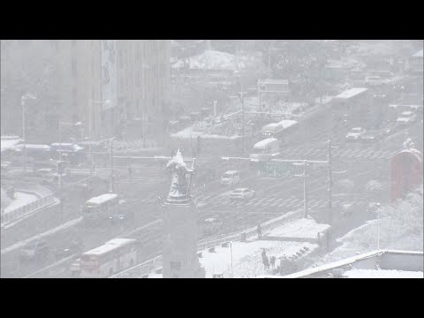 HEAVY SNOW DISRUPTS RUSH HOUR