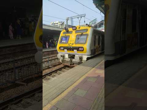 Jalna mujhe aata hai #love#localtrain #mumbai #trending #viralvideo #shorts #viralshorts #lovestatus