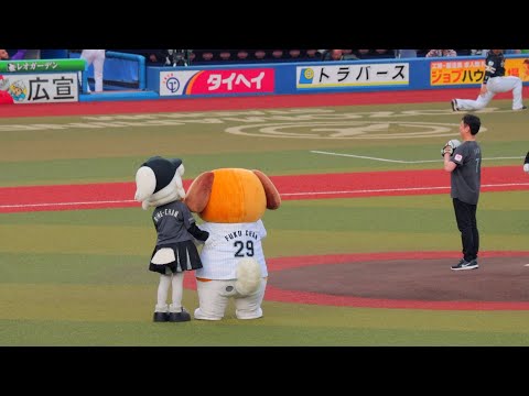 ふくちゃん(くすりの福太郎)を優しくサポートするリーンちゃん【千葉ロッテマリーンズ】