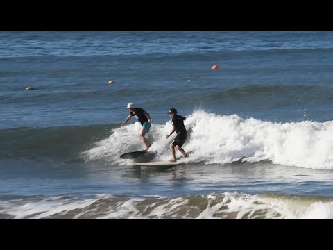 ロングボーダーたちが楽しむメローな波と穏やかな海の風景