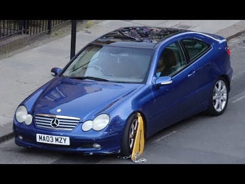 DVLA Wheel Clamp Removed by 2 Men in London (car was wheel clamped for having no road tax)