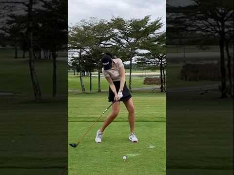 진짜 끝내주내요!! Professional golfer Ploychompoo Driver swing. Instagram@swingqueensgolfbkk