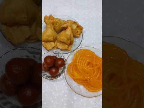 Samosa, Jalebi Gulab Jamun 🤤 l Tasty Snacks and Sweets Plate l #shorts #shortsfeed #samosa