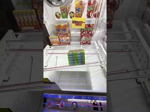 クレーンゲームで買うより安くお菓子を獲る方法。皆さんはどこを狙う？（UFOキャッチャー）#shorts