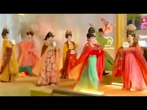 中國西安大唐不夜城唐裝表演/Tang Costume Performance in the Nightless City of the Tang Dynasty in Xi'an, China