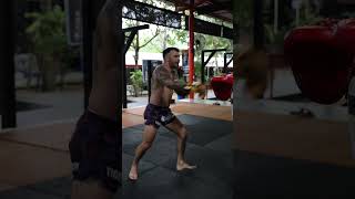 Denis Puric hitting pads with Kru Nin ahead of #ONEFightNight26