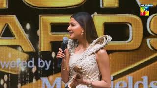 Best New Sensation Female Award Won by 𝐀𝐲𝐦𝐞𝐧 𝐒𝐚𝐥𝐞𝐞𝐦 For Chupke Chupke at The Kashmir 8th Hum Awards.