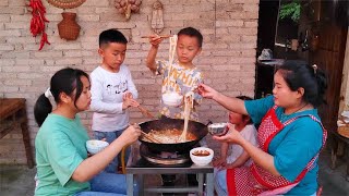 酸辣椒猪肉面条火锅，想不到这么香辣爽口，汤汁都喝光了【梅子美食】