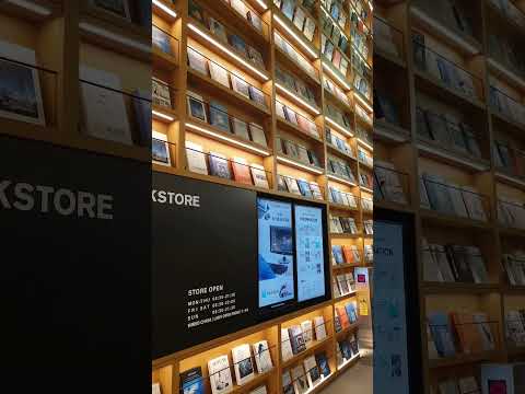 Tsutaya Bookstore－經過南港車站時看到一面好美的書牆🤩📚🔖🖇📉📊✂️