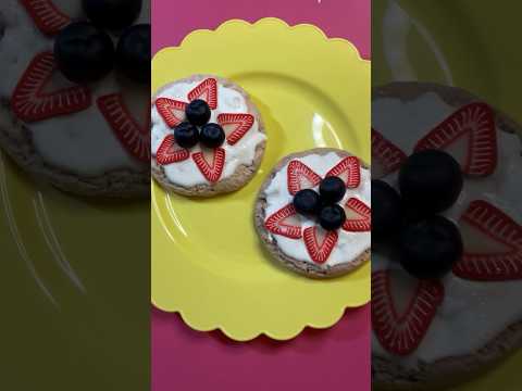 Let’s Fake Bake patriotic strawberry & blueberry cookies with cream glue icing! Look so YUMMY!