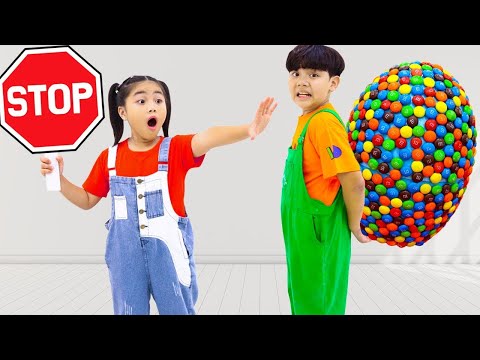 Annie and Sammy pretend play with M&M Egg Adventures!