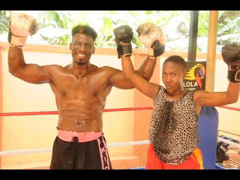 Golola aleese ekyaasi ky'omuwala ekigenda okumuddira mu bigere mu nsambaggere.