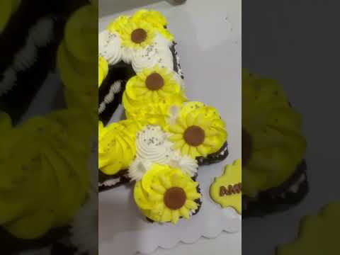 Number cake sunflower theme #mielssweettreats #cake  #birthdaycake #cakedesign