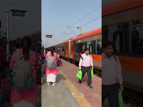 ❤️Vande Bharat new look✨ Train arriving at station Ranchi Howrah vande bharat #shorts #youtubeshorts