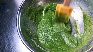 How to make basil sauce and how to keep it beautiful and green.