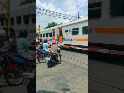 #shortvideo #keretaapi #keretaindonesia #indonesianrailroad #shortsvideo #train #short #railway #kai