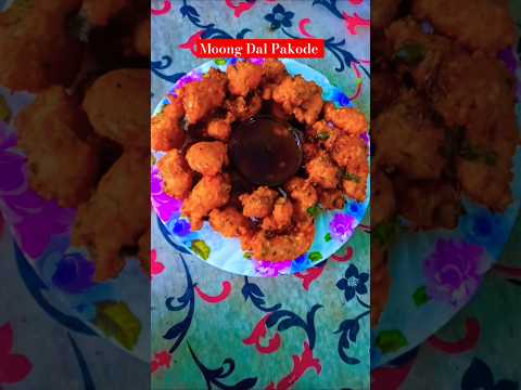 Moong Dal Pakode #pakode #moongdal #food #cooking #shorts #subscribe #aliyaskitchen