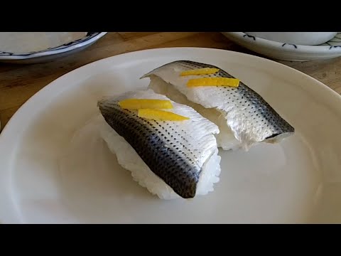 秘密の護岸で釣れたコノシロを酢締めにして食べてみた【手動式回転寿司風握り寿司】