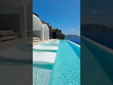 Santorini’s most iconic hotel in a nutshell 🫶🏻🤩😍 #hotel #greece #luxury