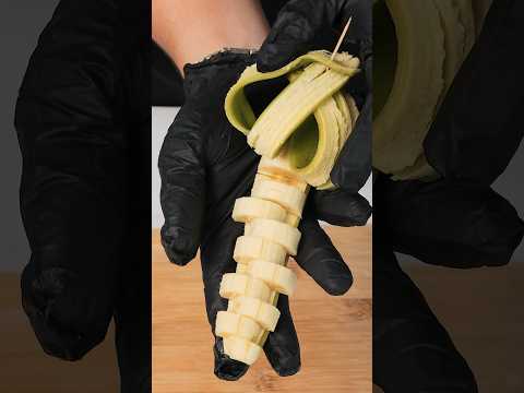 How to Quickly and Beautifully cut a Banana 🍌 #shorts #foodie #cuttingfruit #cuttingskills