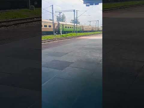 Kanchanjanga Express High Speed train #crossing #horn #shots #video