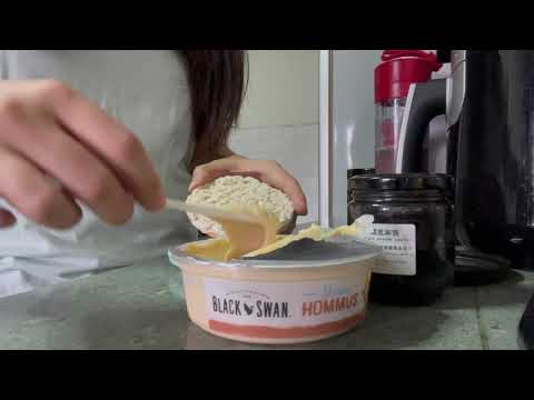 Food Vlog - Healthy Breakfast idea: Hummus Rice cake + Black sesame rice cake + Strawberry smoothie