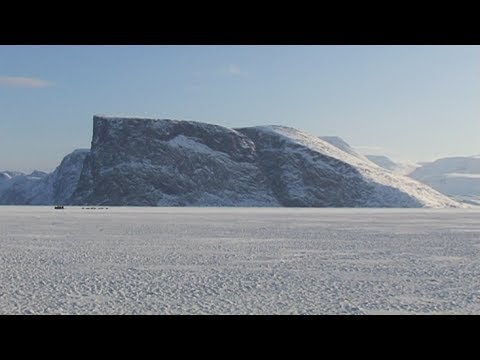 Crossing along the Broughton island in dogsled - Nanoq 2007 expedition