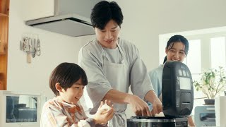 田中圭、子どもの作った可愛いおにぎりを大絶賛「うまいじゃん！」　エプロン姿で家庭を囲む本物のパパの顔に！？　山形米『雪若丸』新CM「雪若丸　いつでもうまい」篇＆メイキング