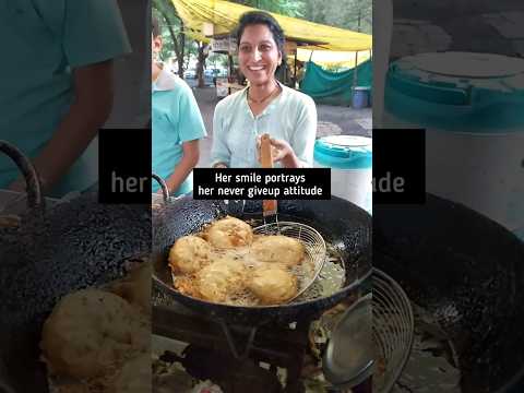 Jyoti Didi selling  delicious Cheese Paav Vada in Nashik #streetfood #pavvada #foodflavourstravel