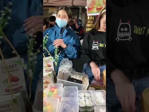 没想到在悉尼唐人街卖甘蔗汁可以卖得这么好！生意好到排长龙！Unexpectedly,   Sugar Cane Juice to sell so well in Sydney's Chinatown!