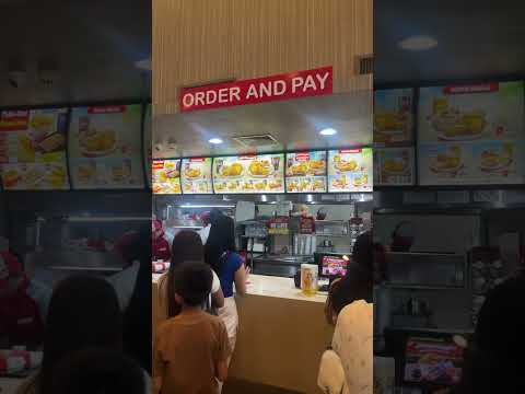 JOLLIBEE LUNCH SUPER BUSY I CROWDED AND AFFORDABLE -#share  #viral  #jollibee  #yummyfood  #cheap