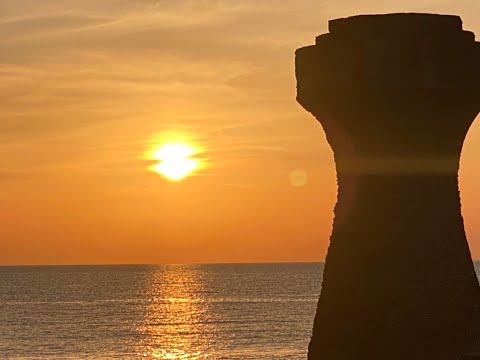 佐渡相川大間港の夕日。先日、相川の大間港に夕日を見に行きました。偶然に夕日を撮影していた方に会いました。いろいろと教えていただきました。この方のカメラを覗いてみたら、夕日が真っ赤でした♪