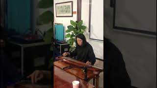 广陵派古琴名家杨春薇演奏名曲《忆故人》 Guqin Expert Yang Chunwei Plays "Yi Gu Ren" ("Thinking of an Old Friend")