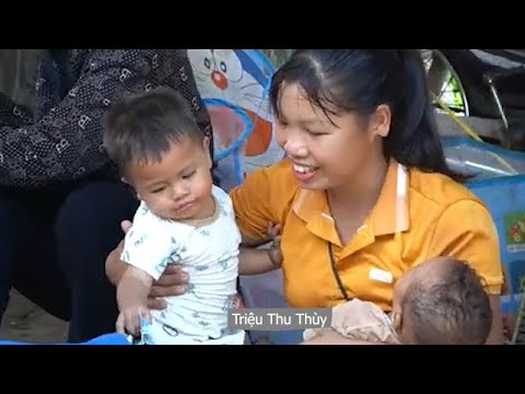 Single mother had to sell chickens and ducks to get money to buy medicine for her child.TriệuThuThùy