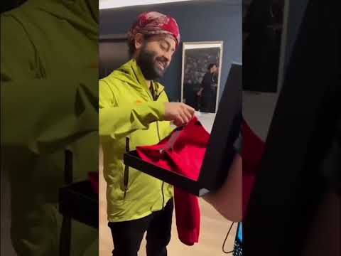 #masonmount surprise #ArijitSingh with signed #tshirt backsatge in #Manchester #arijitsinghlive