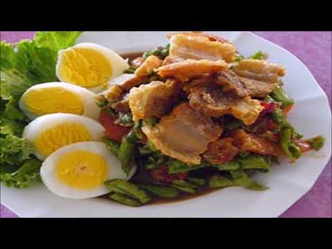 ส้มตำถั่วใส่หมูกรอบ อาหารอีสานที่ห้ามพลาด : Food Guide Thailand