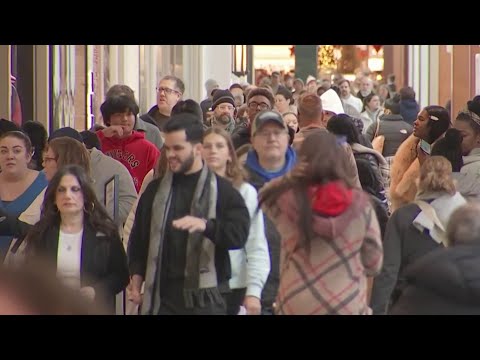 Last-minute shoppers out in full force two days before Christmas