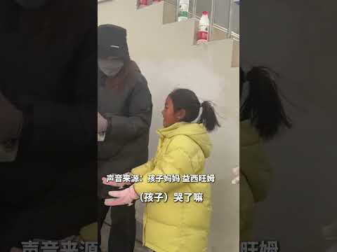 震区7岁女孩主动帮忙搬运救援物资，网友：小格桑花的笑容很治愈！（记者：丁汀、吕星）